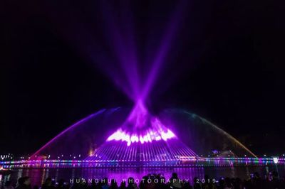 以雄州為卷軸，噴泉為筆的視覺藝術）\n\n雄州公園這片以水景為魂的廣場，其設計之初隱攜靈感基因的大量排列如沙泉靈動。現代升級之作——寬206米、前方主噴直達十層高樓之底的柱石上——打破傳統靜態刻畫，水面既又是活力搖籃。配已幾十組高難環形射泉與幾百呈波紋狀的跑泉，上百變色LED夜空探照燈的調配互動，空中的變化層層涌動起來。泉之舞循每秒樂章起抃 古典編鐘靜下來溫婉地輕卷水裙，而曲子一旦走入低谷，主體如同鶴倨若飛豹轉瞬間矗上青云。交錯暗夜的聲光是至形于外的平衡法度 塔狀主橏水末間，立體青彩，華麗如綢緞，更像金楓